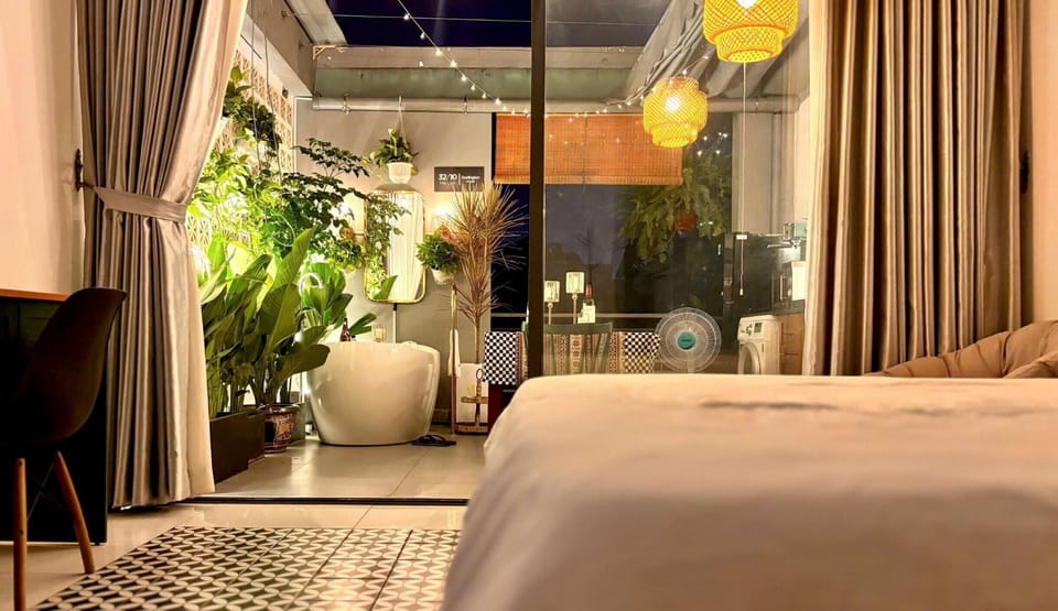 Deluxe Studio | Desk, blackout drapes, iron/ironing board, free WiFi