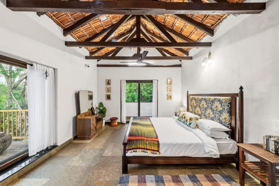 Deluxe Double Room, Balcony, Mountain View | Individually furnished, bed sheets