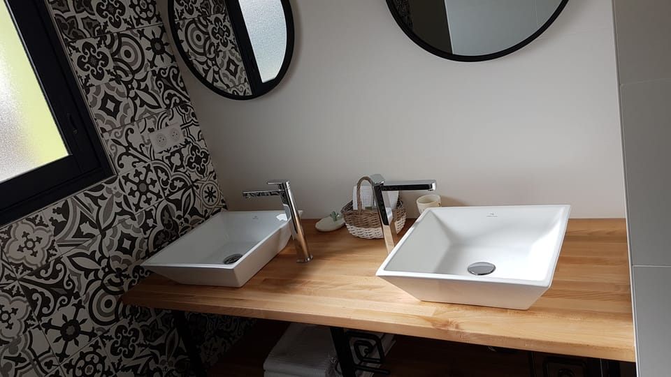 Deluxe Double Room | Bathroom | Shower, rainfall showerhead, hair dryer, soap