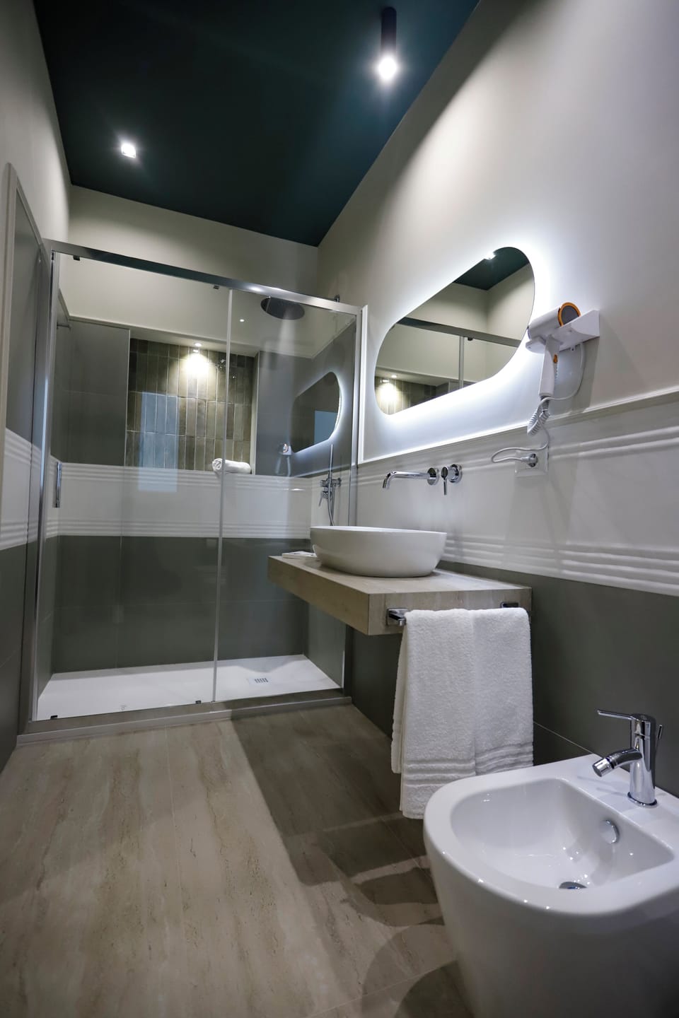 103 - Camera matrimoniale Queen Deluxe | Bathroom | Shower, hair dryer, towels, soap
