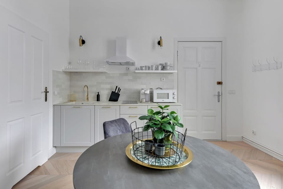 Deluxe Apartment, City View | Private kitchen | Highchair