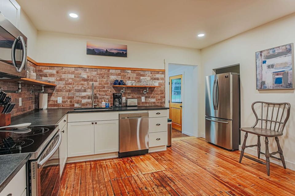 Cottage, Private Bathroom (Bluebird Cottage) | Shared kitchen