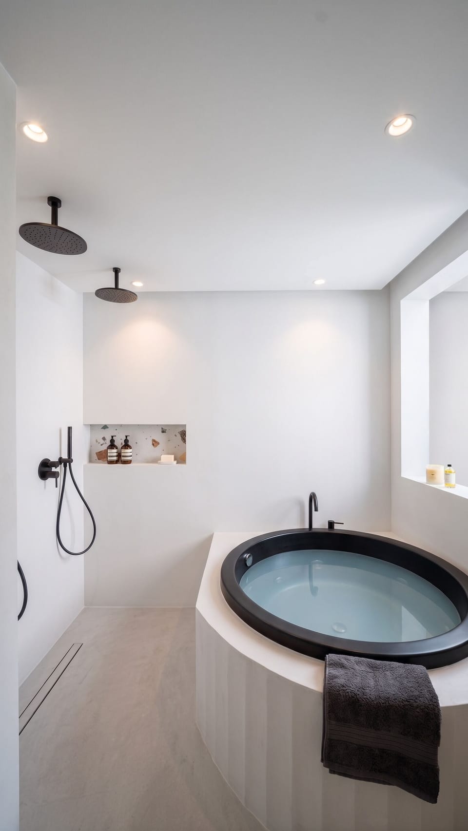 Executive Suite | Bathroom | Shower, eco-friendly toiletries, hair dryer, slippers