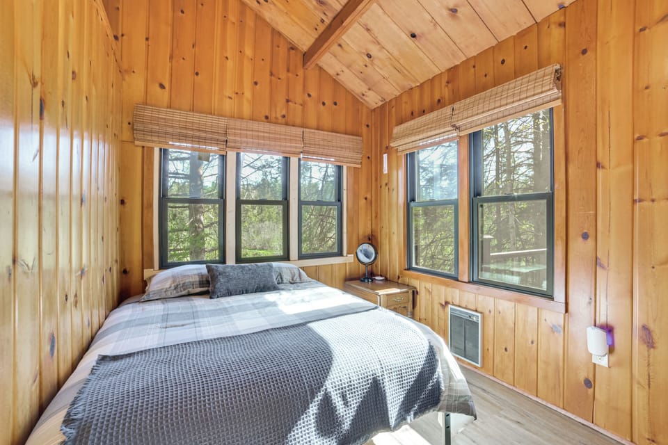 Hike, Fish & Unwind: Riverfront Vanderbilt Cabin Cottage in Michigan