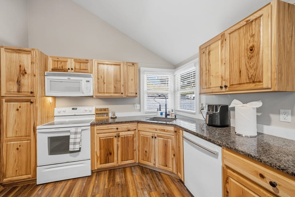 House, 3 Bedrooms | Private kitchen | Fridge, oven, coffee/tea maker, toaster