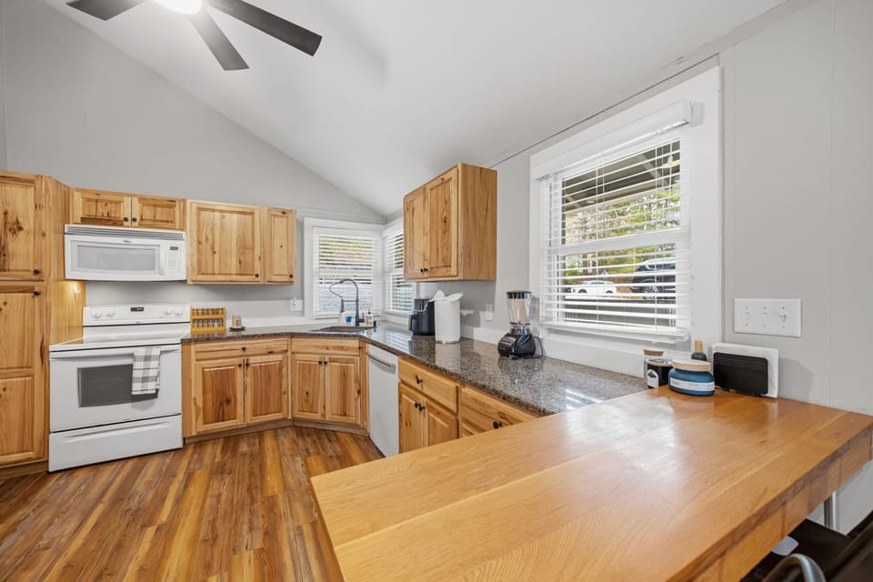 House, 3 Bedrooms | Private kitchen | Fridge, oven, coffee/tea maker, toaster