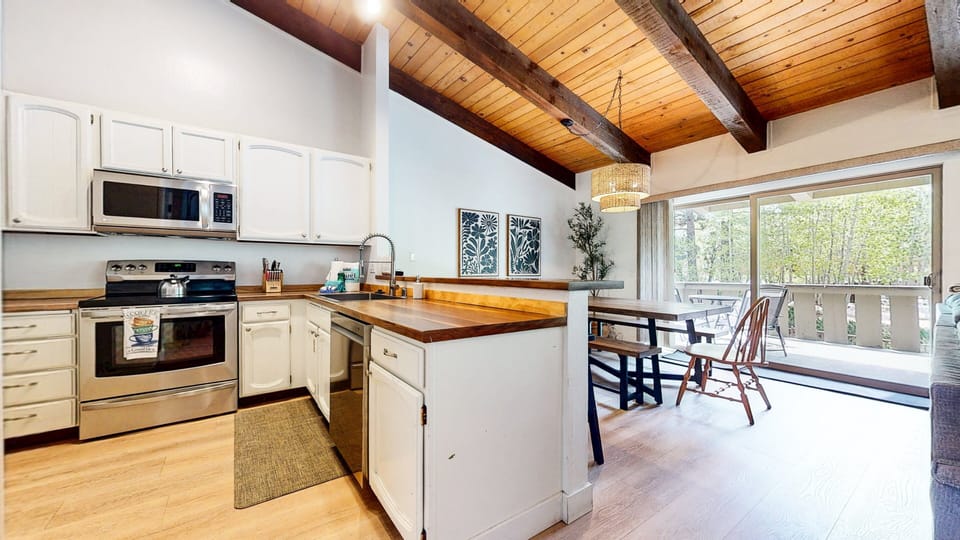 Condo, 4 Bedrooms | Private kitchen | Fridge, oven, coffee/tea maker, toaster