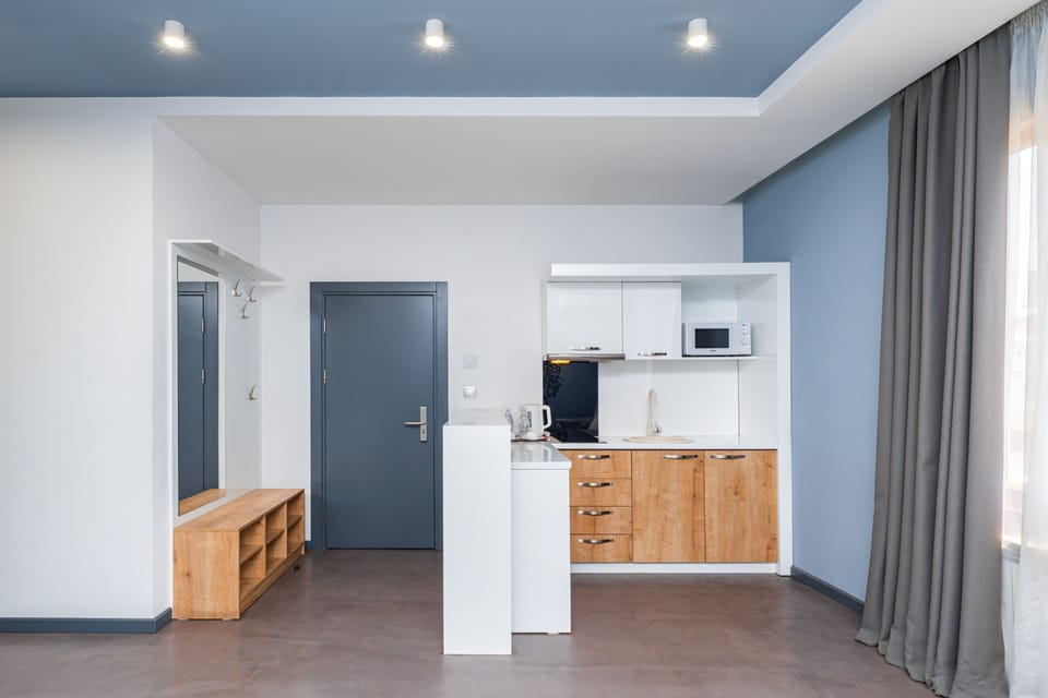 Family Studio, Kitchenette | Private kitchen | Electric kettle