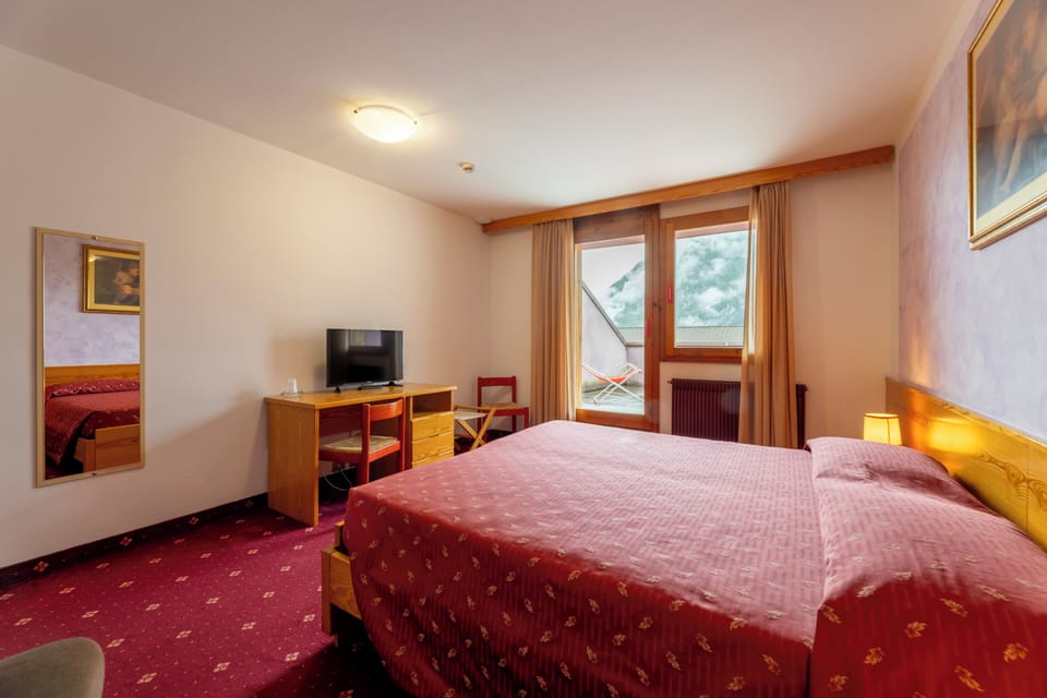 Classic Twin Room, Balcony, Mountain View | In-room safe, desk, iron/ironing board (on request), WiFi (free)