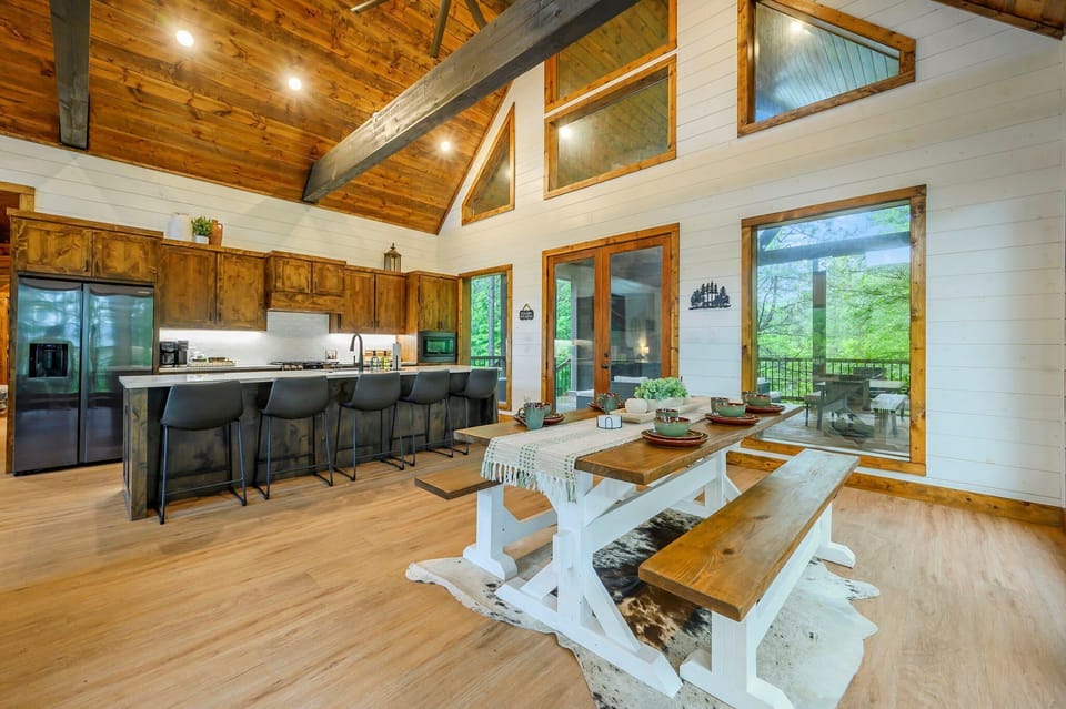 Cabin, Multiple Beds, Mountain View (Happy Heart Hideaway) | Dining