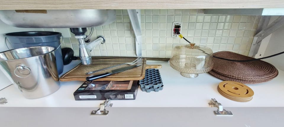 Premium Apartment | Private kitchen | Fridge, microwave, cookware/dishes/utensils