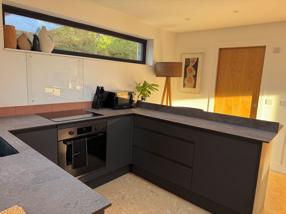 Cottage | Private kitchen | Dishwasher, cookware/dishes/utensils