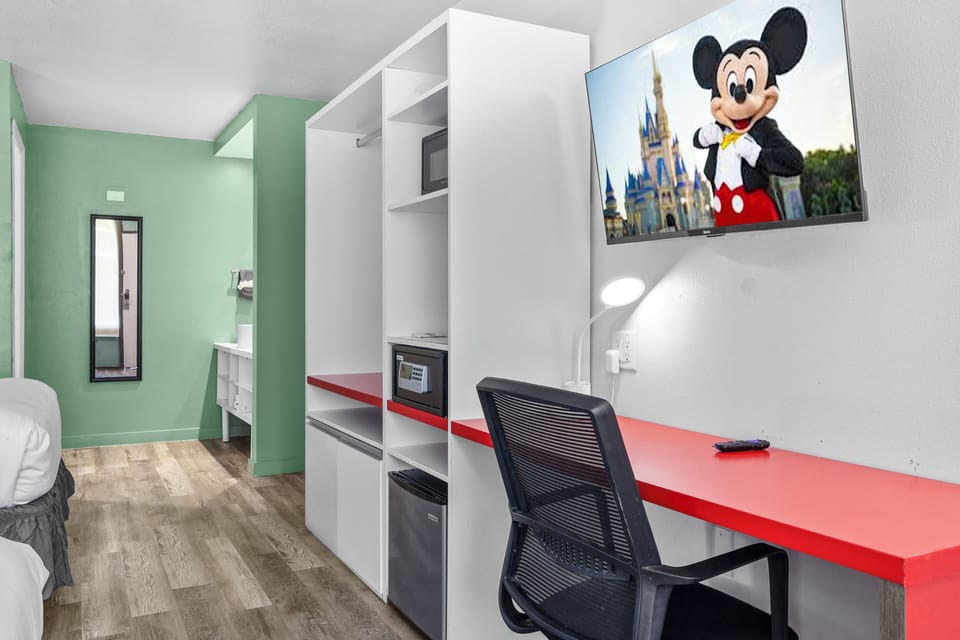 Standard Quadruple Room, 2 Queen Beds, Non Smoking, Refrigerator & Microwave | Interior