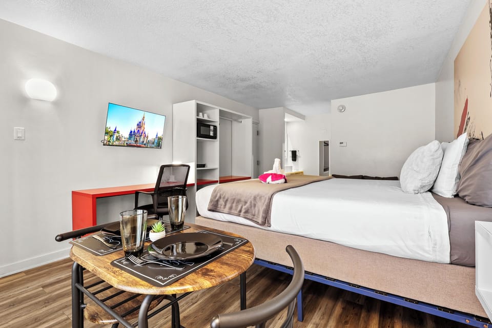 Junior Double Room, 1 King Bed, Private Bathroom | Minibar, laptop workspace, iron/ironing board, WiFi (free)