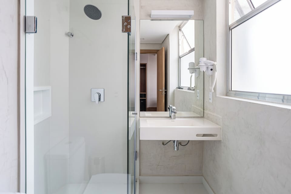Standard Twin Room | Bathroom | Shower, hair dryer, towels, soap