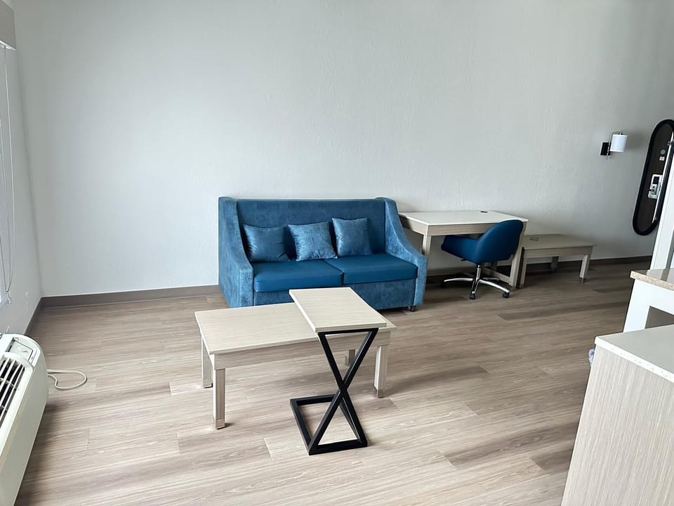 Suite, 2 Queen Beds, Non Smoking | Living area
