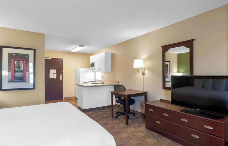 1 QUEEN BED | NON-SMOKING, KITCHEN | Desk, iron/ironing board, free WiFi, bed sheets