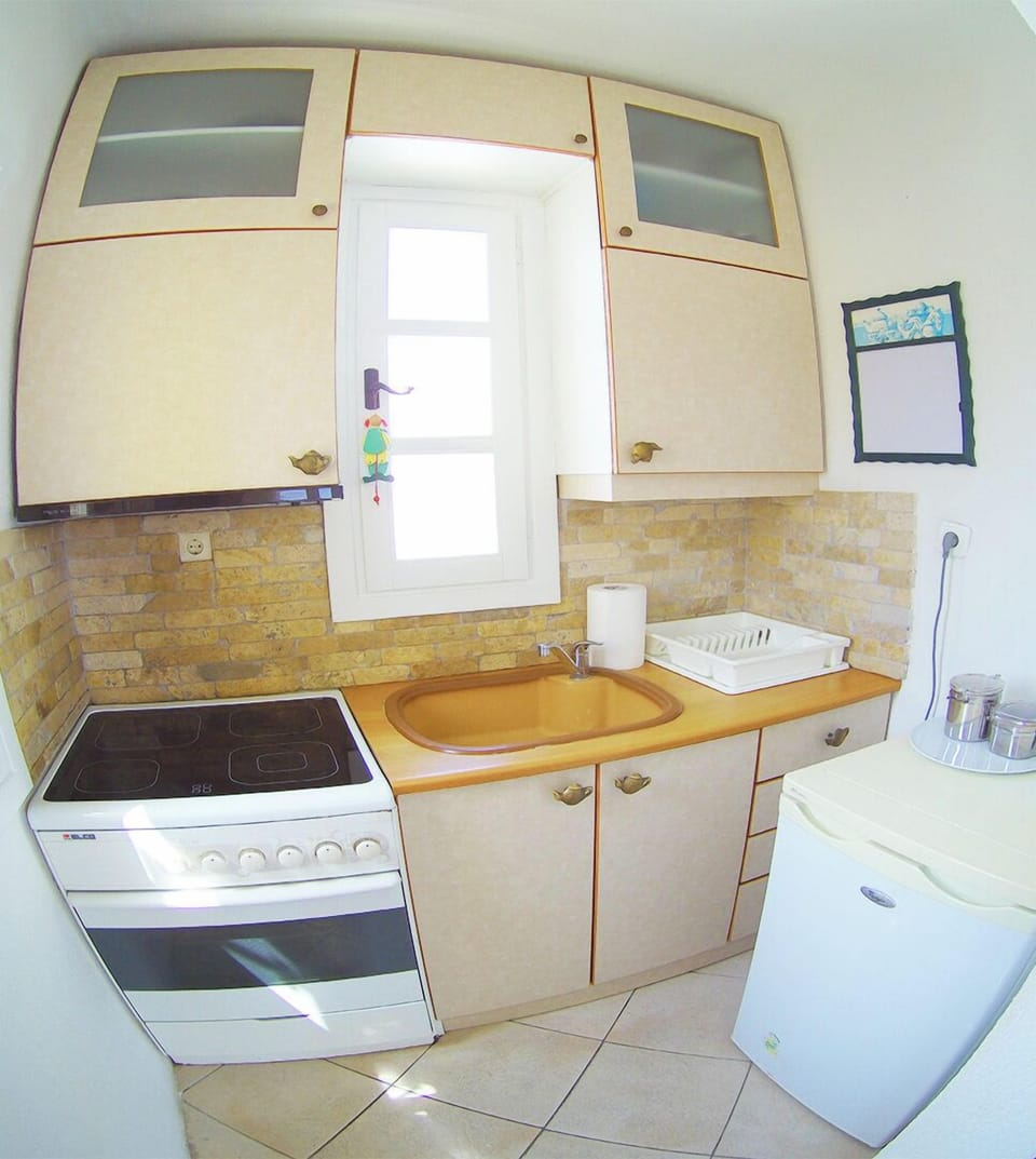 Classic Apartment, Ocean View | Private kitchen