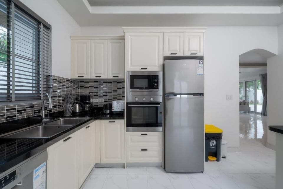 Deluxe Villa, Pool View | Private kitchen | Electric kettle
