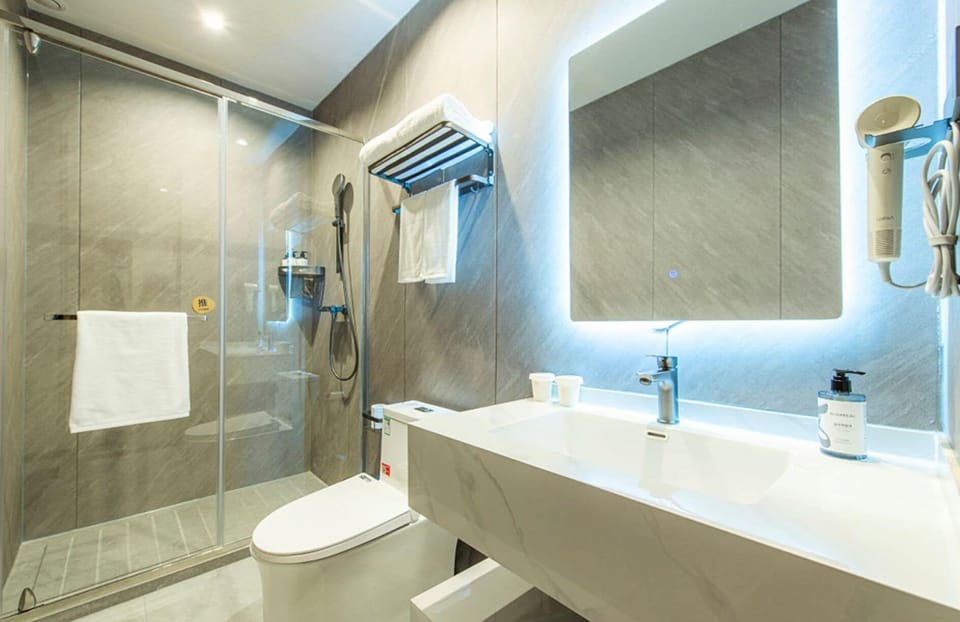 Shower, rainfall showerhead, free toiletries, hair dryer