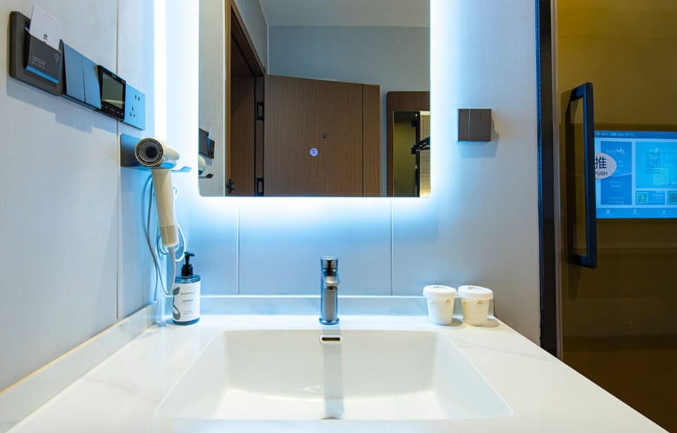Comfort Double Room | Bathroom | Shower, rainfall showerhead, free toiletries, hair dryer