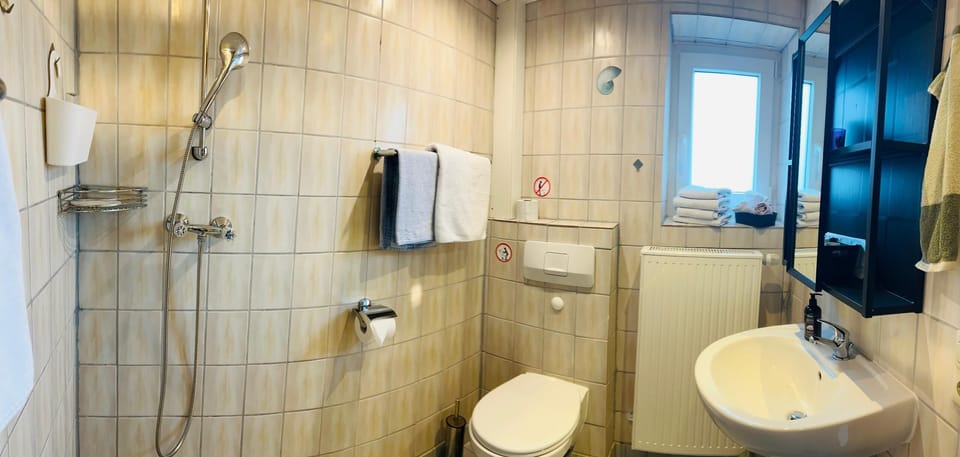 Room | Bathroom | Shower, towels