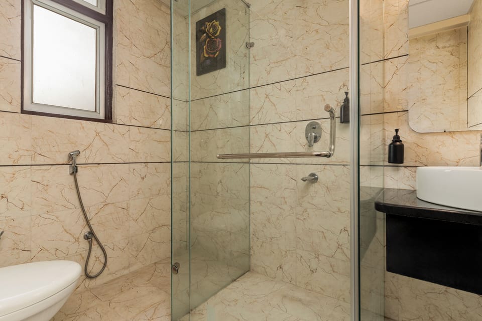 Deluxe Room | Bathroom | Shower, towels
