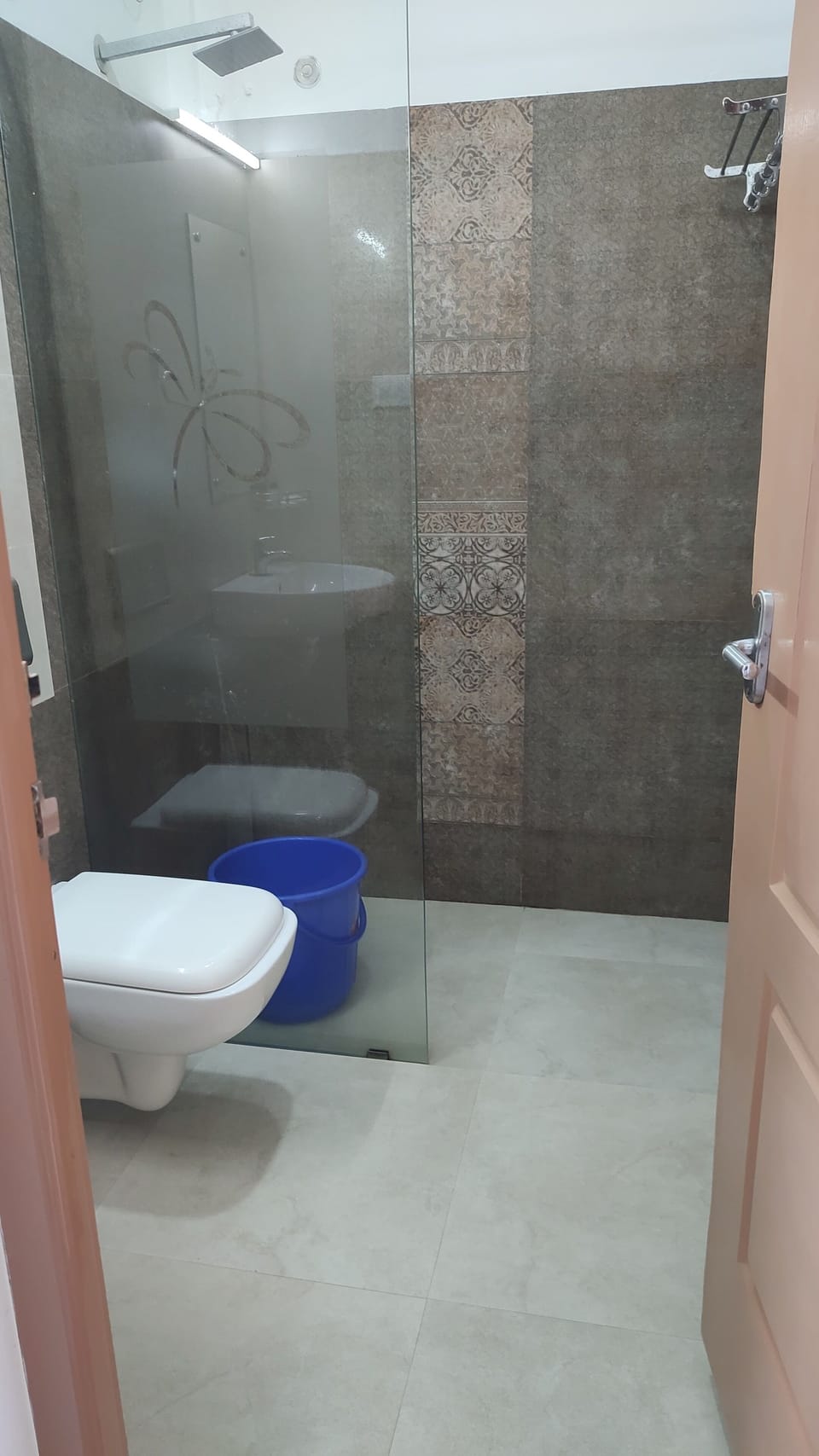Deluxe Room | Bathroom | Towels, soap, shampoo, toilet paper