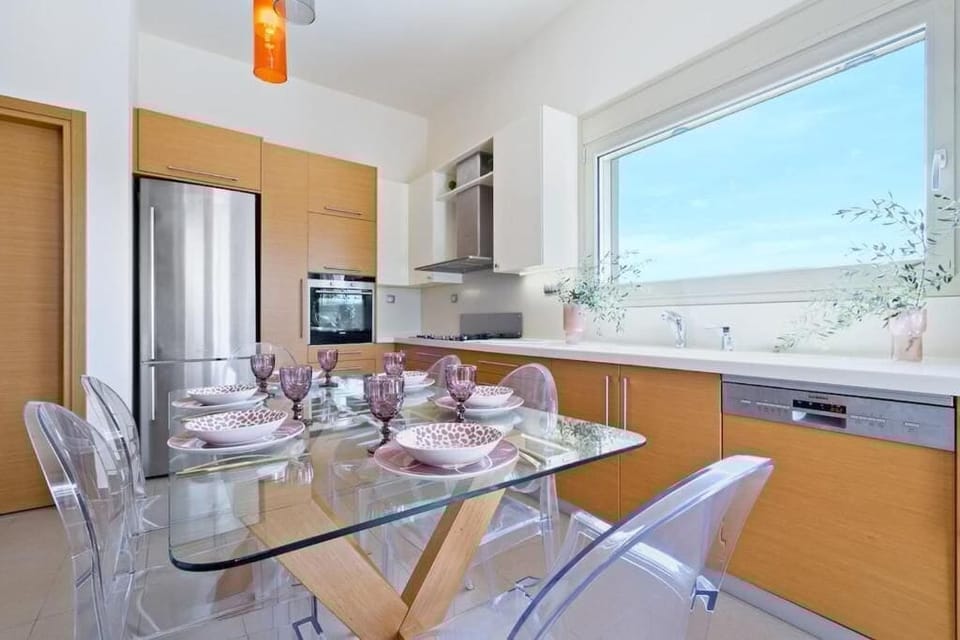 Luxury Villa, Balcony, Garden View | Private kitchen | Fridge, microwave, oven, stovetop
