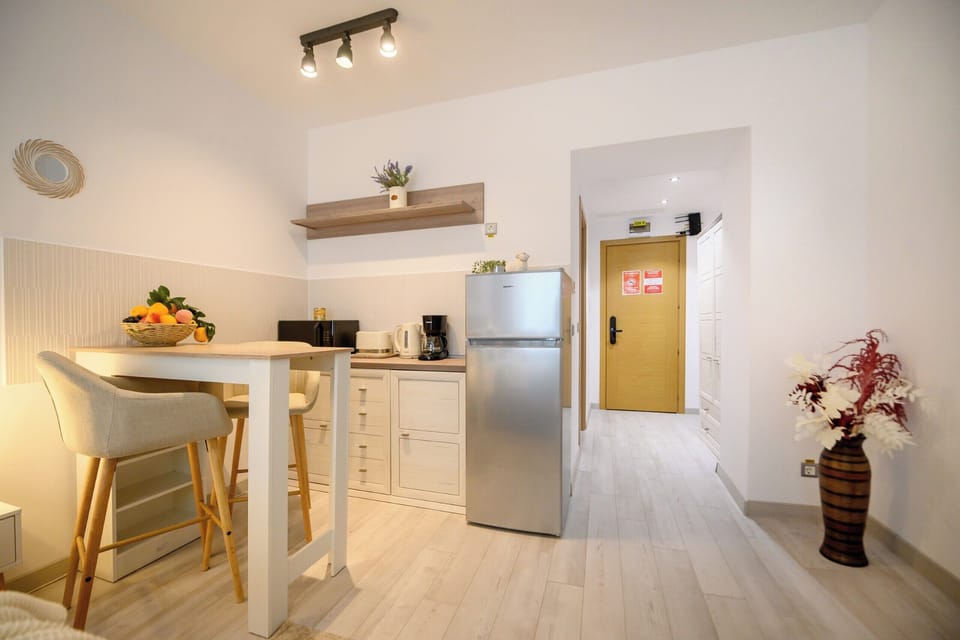 Comfort Studio, 1 Double Bed, Non Smoking | Private kitchen | Full-size fridge, microwave, cookware/dishes/utensils