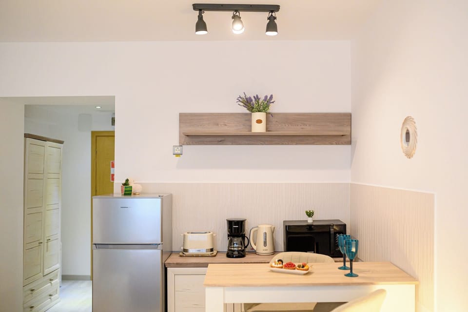 Comfort Studio, 1 Double Bed, Non Smoking | Blackout drapes, free WiFi, bed sheets