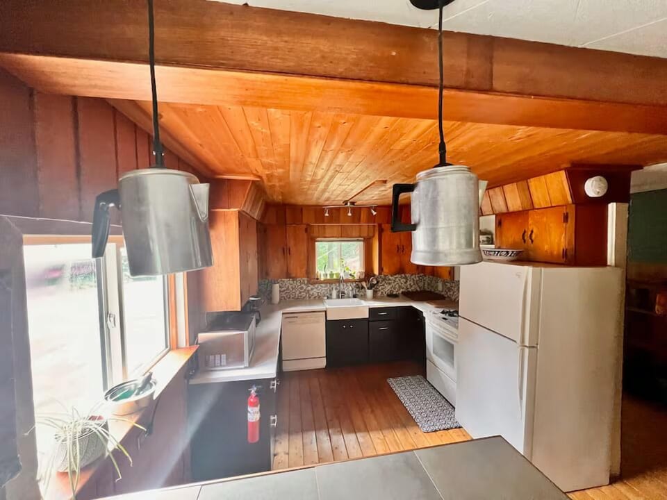Comfort Cabin, Private Bathroom, Mountain View (Forest Cabin) | Shared kitchen | Spices, paper towels, kitchen island