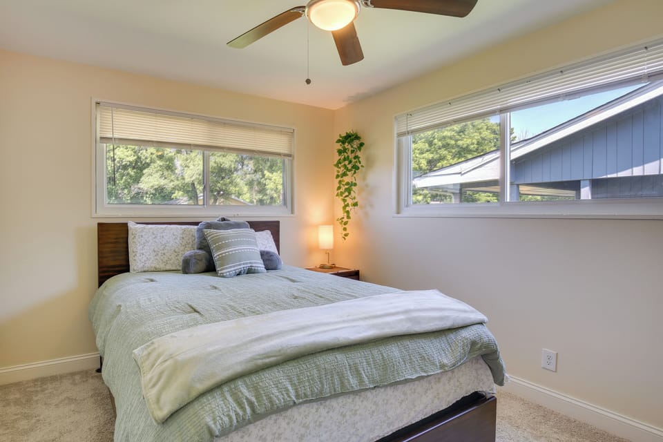 Easy Access to Parks, Hospital: St Louis Home Cottage in Castle Point