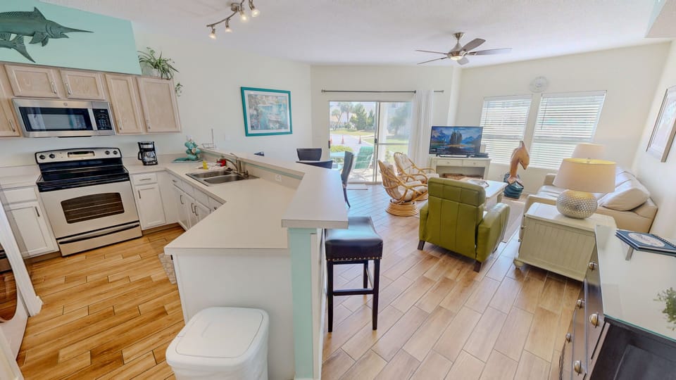 Condo, 1 Bedroom | Private kitchen | Fridge, oven, coffee/tea maker, toaster