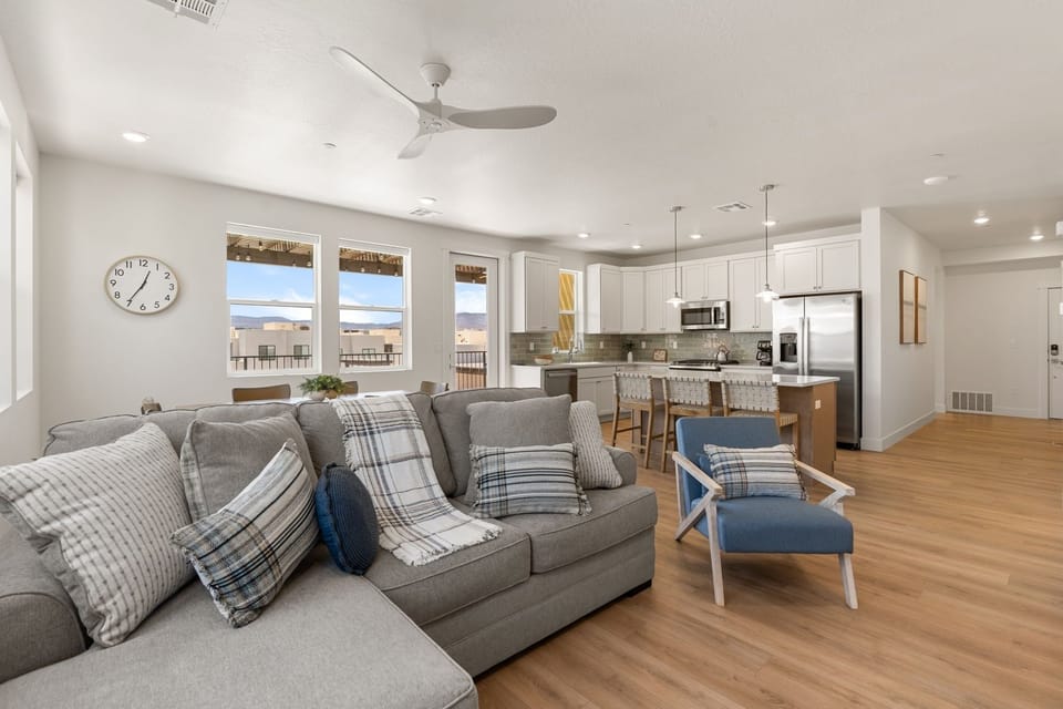 Condo, 3 Bedrooms | Living area | Smart TV
