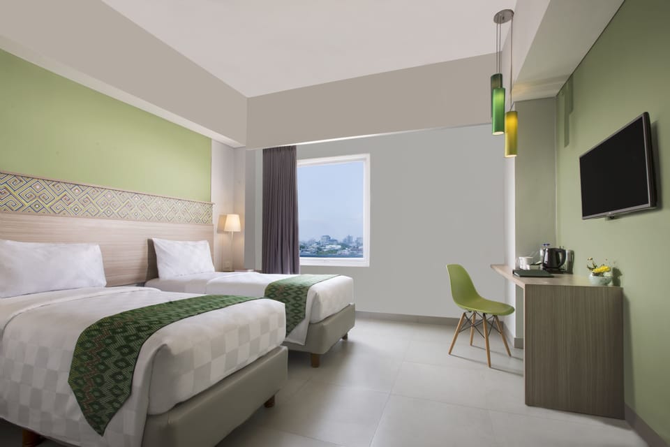 Deluxe Twin Room | In-room safe, desk, WiFi (free), bed sheets