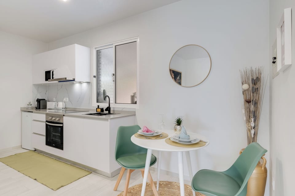 Mini-fridge, microwave, oven, stovetop