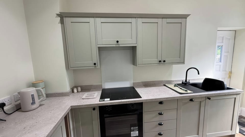 Cottage | Private kitchen | Dishwasher, cookware/dishes/utensils