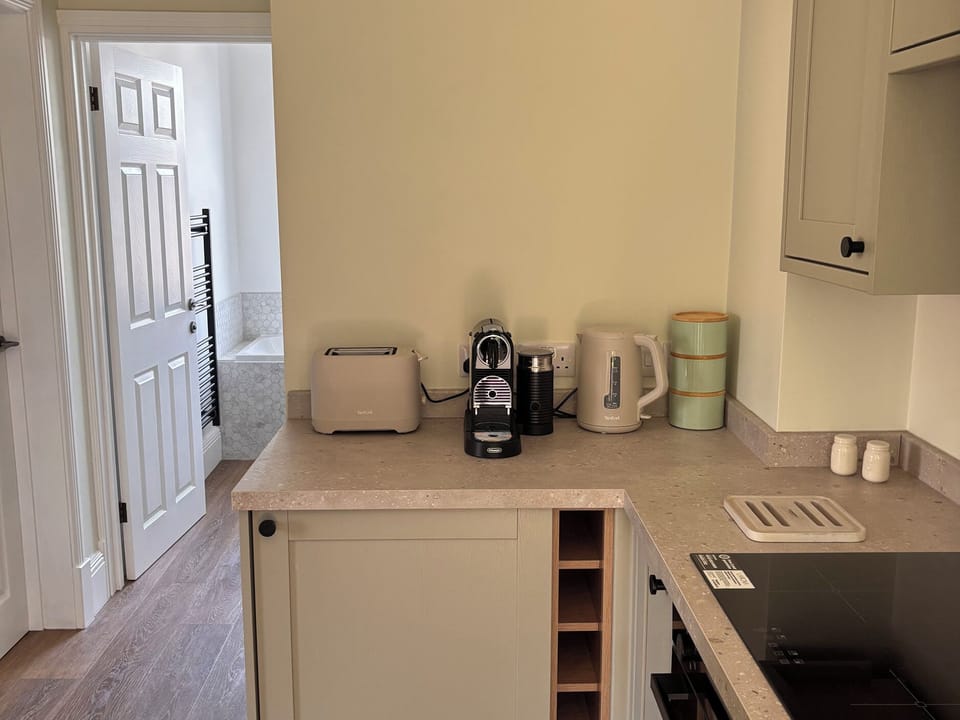 Cottage | Private kitchen | Dishwasher, cookware/dishes/utensils