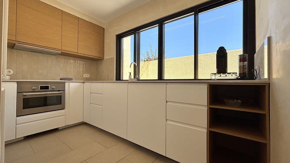Microwave, dishwasher, coffee/tea maker