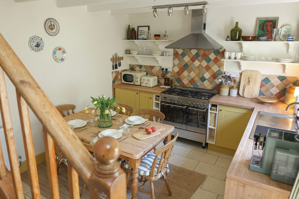 Cottage | Private kitchen | Dishwasher, cookware/dishes/utensils