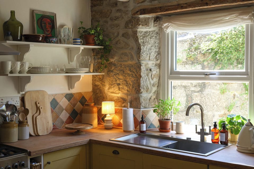 Cottage | Private kitchen | Dishwasher, cookware/dishes/utensils