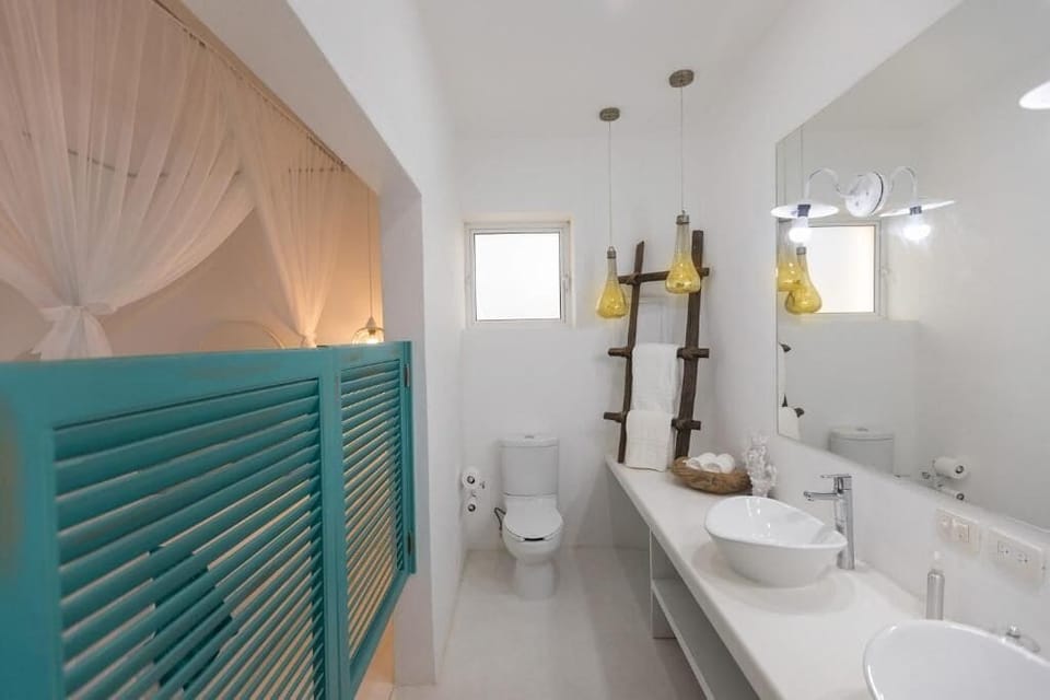 Double Room, Ocean View | Bathroom | Shower, rainfall showerhead, free toiletries, towels