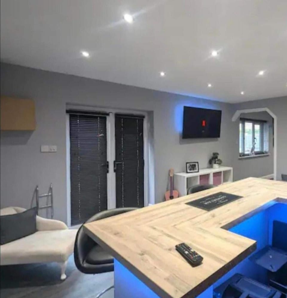 Gym - Hot tub - Sauna - Parking - - Sleeps 6 House in Wales