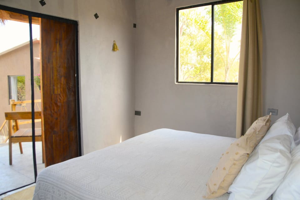 Deluxe Cabin, Mixed Dorm, Terrace, Lake View | Bed sheets