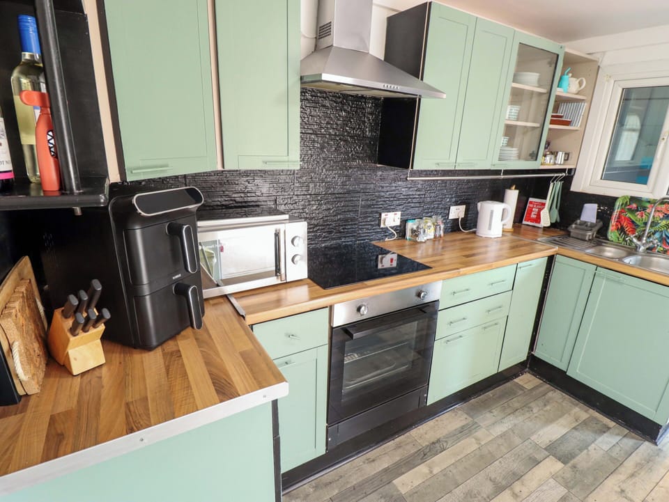 Cookware/dishes/utensils