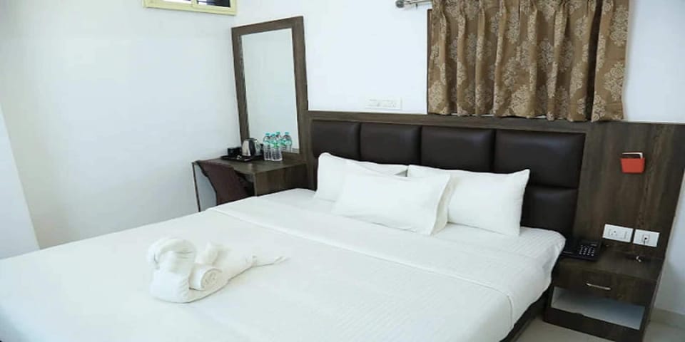 Deluxe Room | Hypo-allergenic bedding, desk, soundproofing, free WiFi
