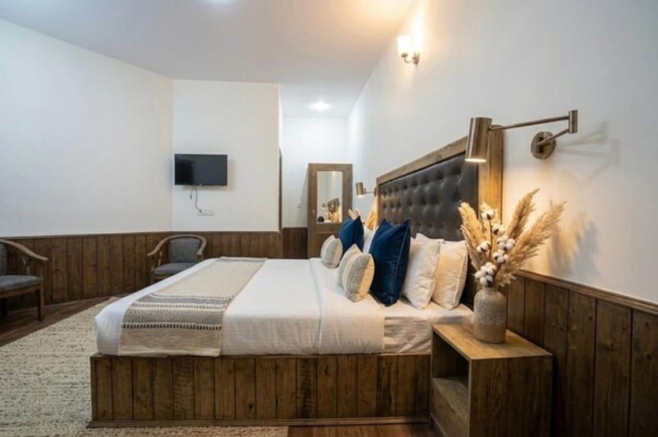 Desk, laptop workspace, iron/ironing board, free WiFi