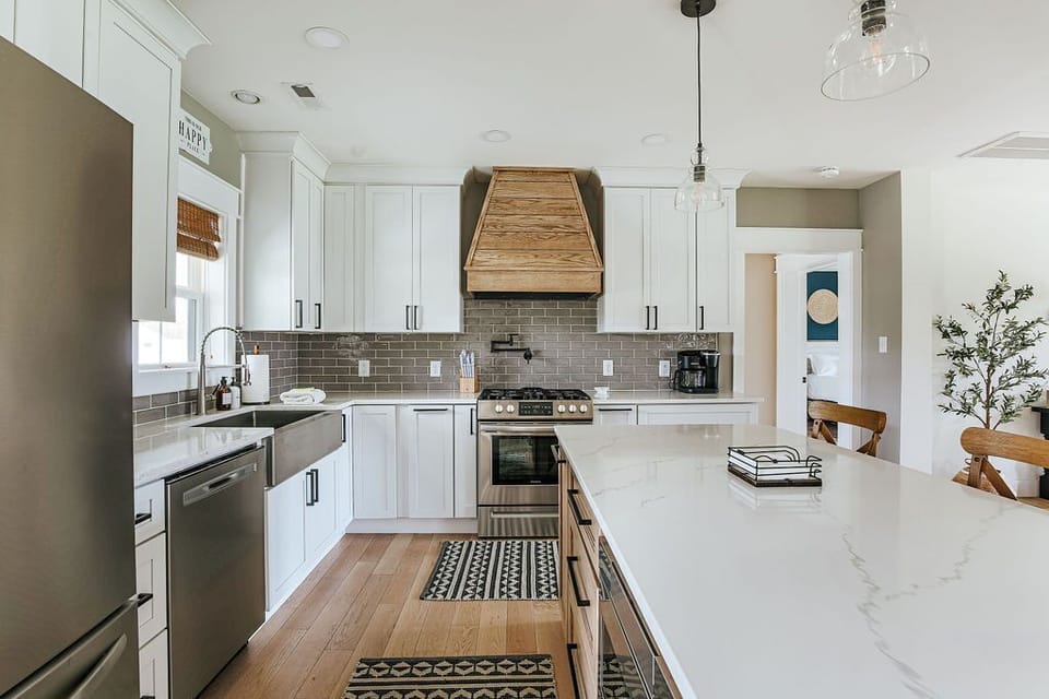 House, Private Bathroom (Afton Awaits) | Shared kitchen | Ice maker, kitchen island