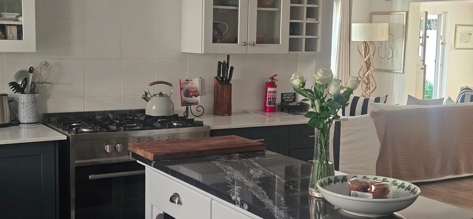 Lily Cottage | Private kitchen | Fridge, microwave, oven, stovetop